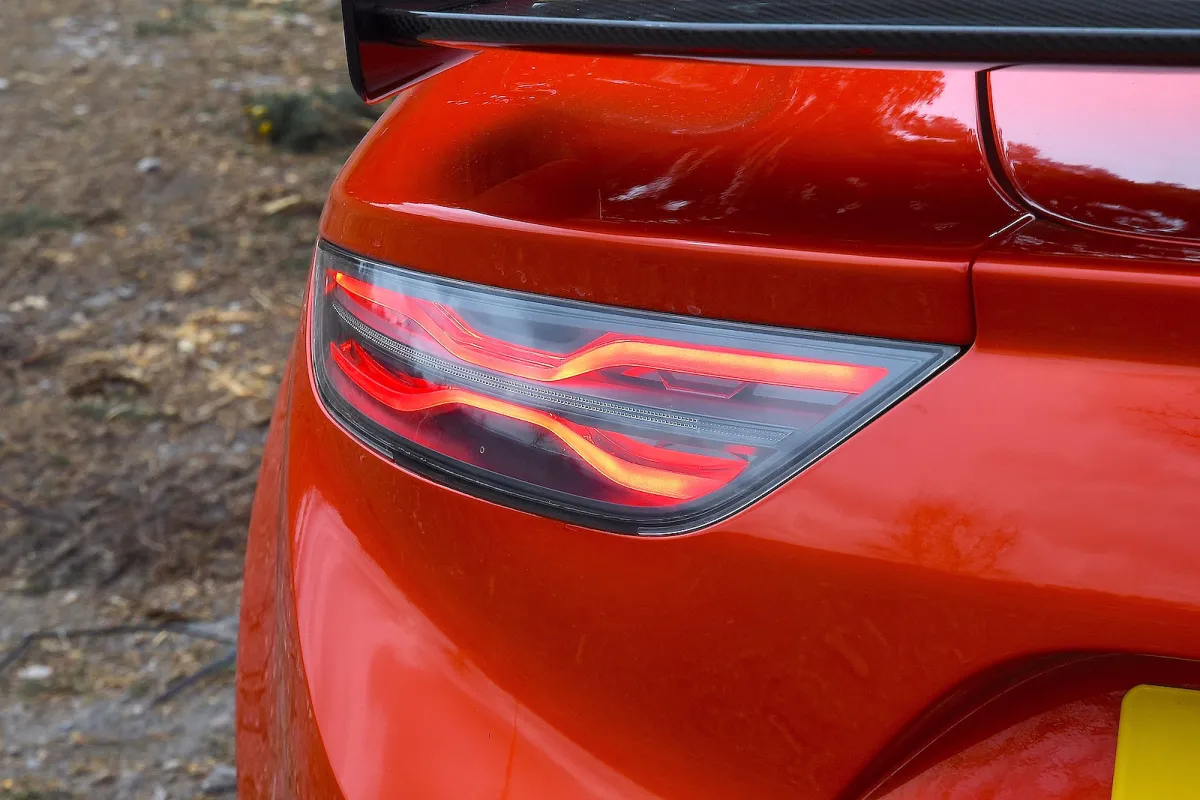 Alpine A110: Hafifliğiyle Öne Çıkan Spor Otomobil İncelemesi - fotoğraf 7
