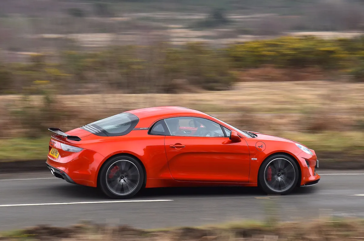 Alpine A110: Hafifliğiyle Öne Çıkan Spor Otomobil İncelemesi - fotoğraf 2