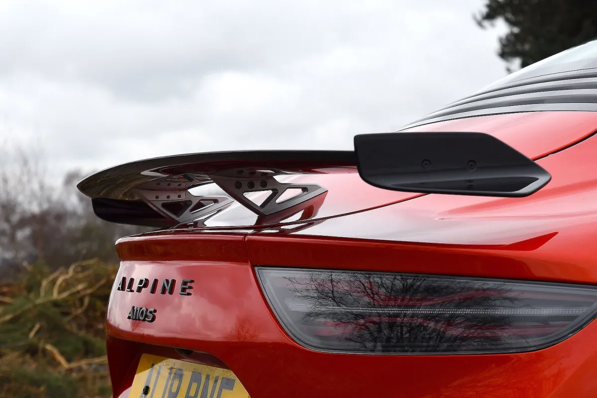 Alpine A110: Hafifliğiyle Öne Çıkan Spor Otomobil İncelemesi - fotoğraf 10