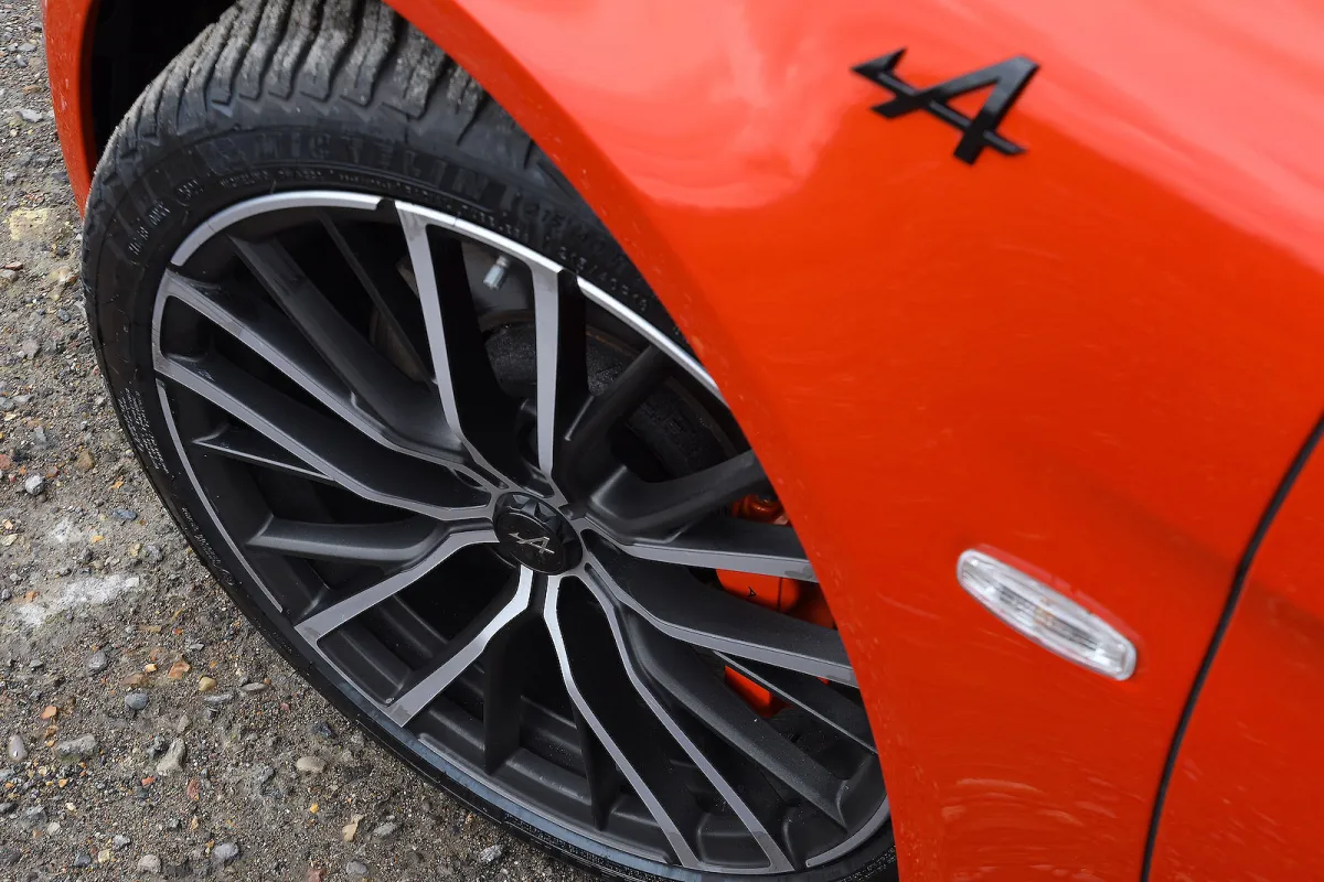 Alpine A110: Hafifliğiyle Öne Çıkan Spor Otomobil İncelemesi - fotoğraf 9
