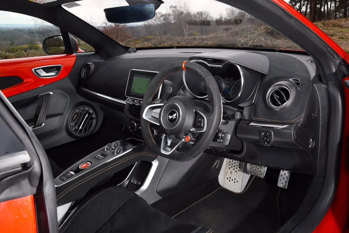 Alpine A110: Hafifliğiyle Öne Çıkan Spor Otomobil İncelemesi - fotoğraf 15