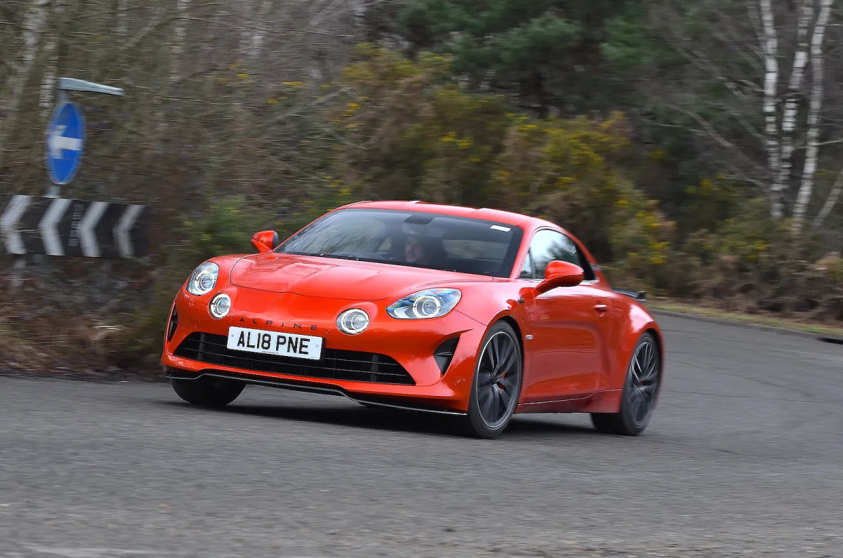 Alpine A110: Hafifliğiyle Öne Çıkan Spor Otomobil İncelemesi - fotoğraf 6