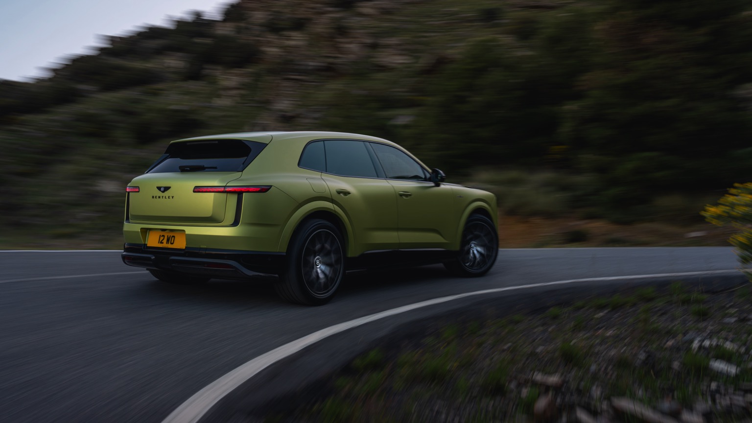 Bentley Torcal S: 888 PS, 600 km WLTP ve Hızlı Şarj - fotoğraf 9