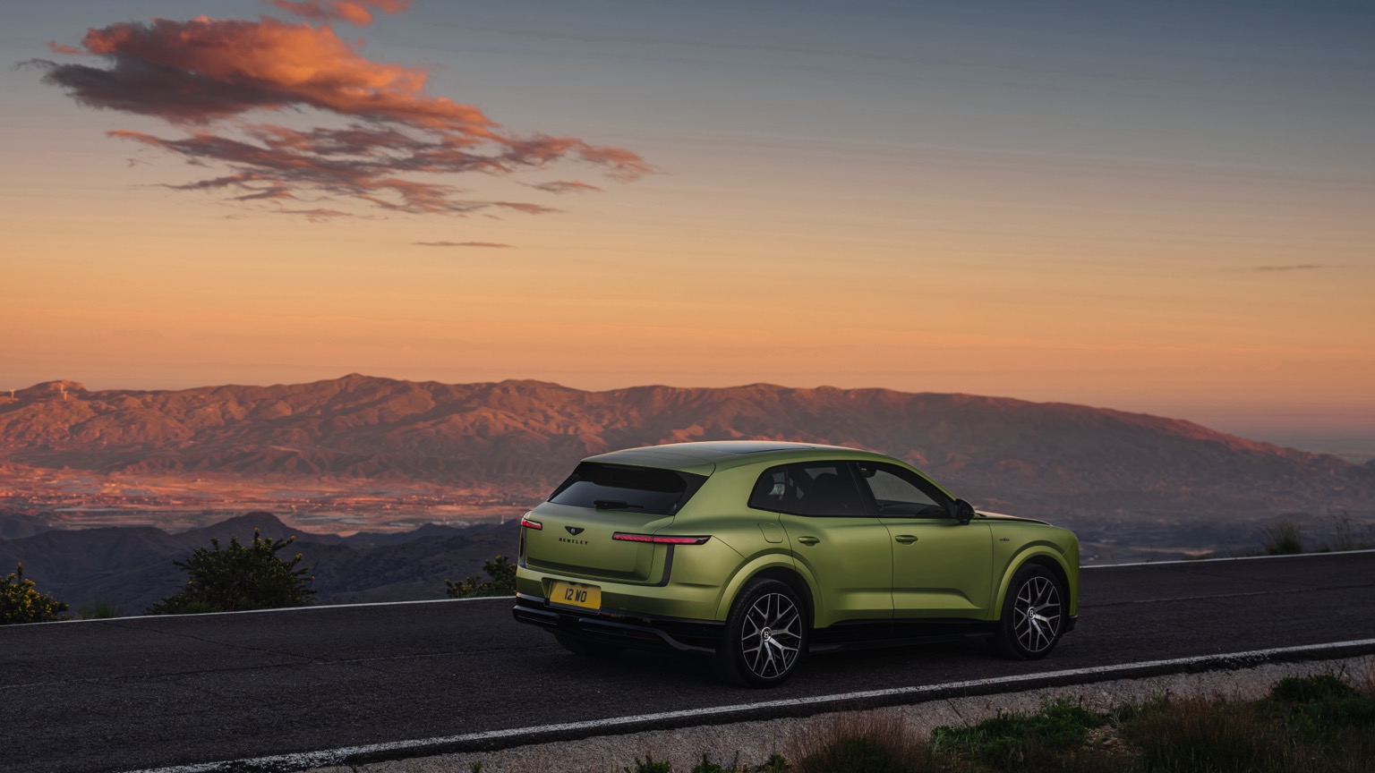 Bentley Torcal S: 888 PS, 600 km WLTP ve Hızlı Şarj - fotoğraf 11