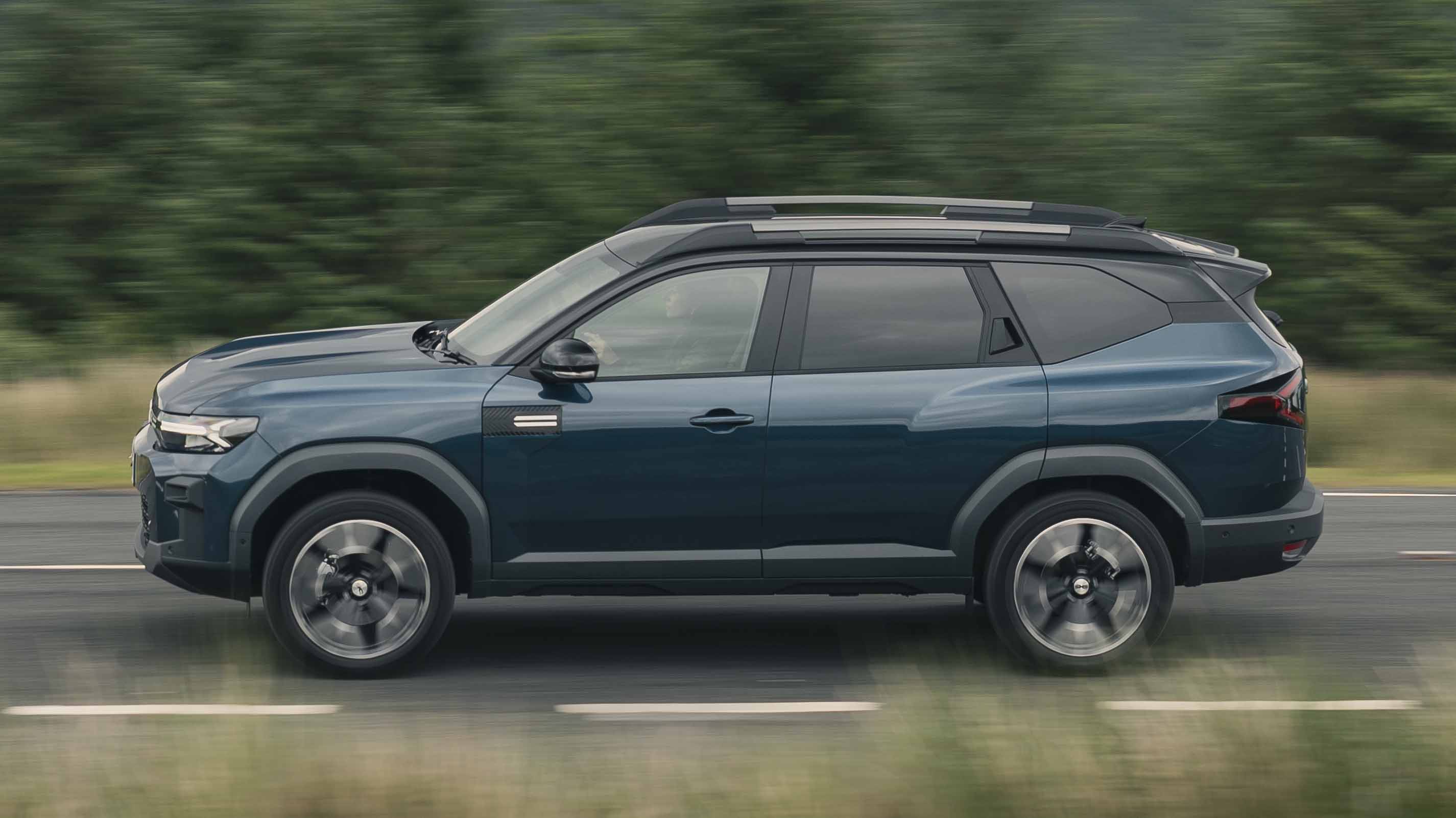 Dacia Bigster İncelemesi: Hibrit Motor ve 677 Litre Bagaj - fotoğraf 2