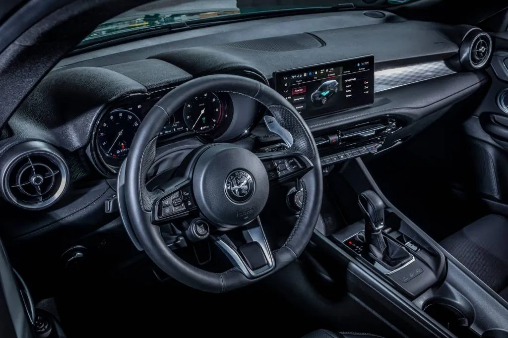 Alfa Romeo Tonale Incelemesi: Benzinli SUV Ne Sunuyor? - fotoğraf 2