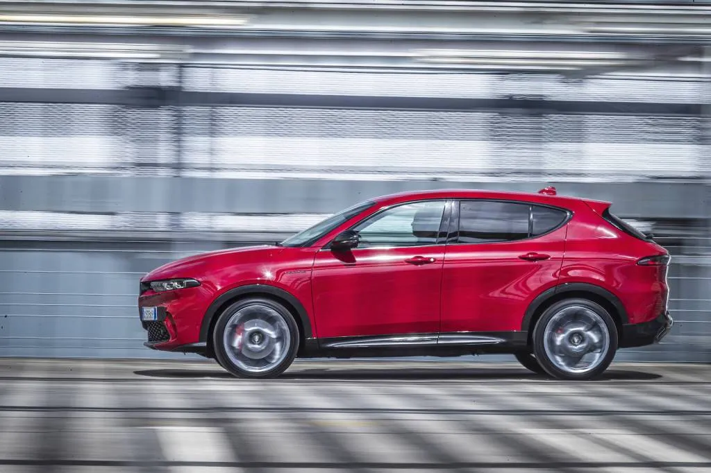 Alfa Romeo Tonale Incelemesi: Benzinli SUV Ne Sunuyor? - fotoğraf 22