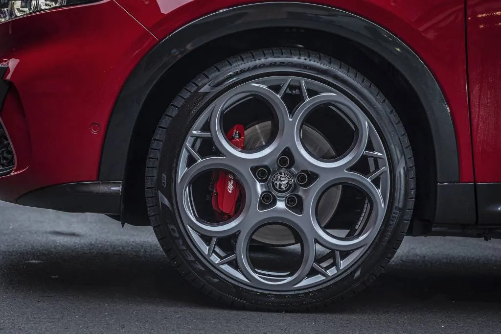Alfa Romeo Tonale Incelemesi: Benzinli SUV Ne Sunuyor? - fotoğraf 23