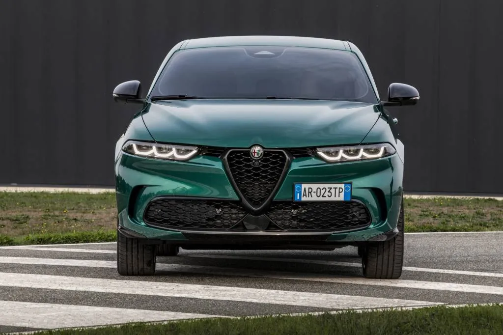 Alfa Romeo Tonale Incelemesi: Benzinli SUV Ne Sunuyor? - fotoğraf 30