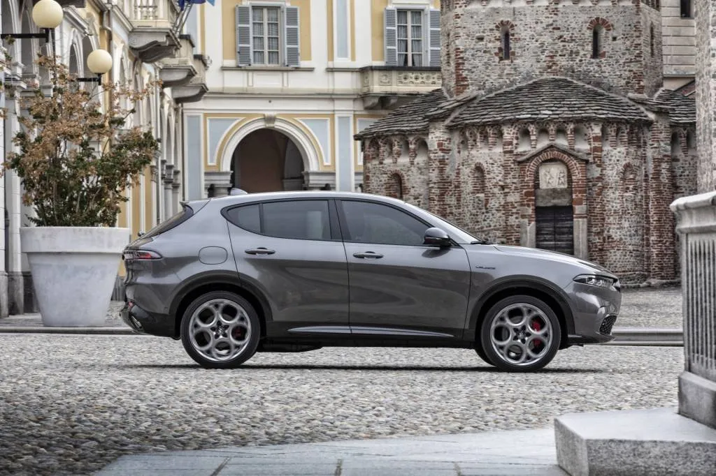 Alfa Romeo Tonale Incelemesi: Benzinli SUV Ne Sunuyor? - fotoğraf 36