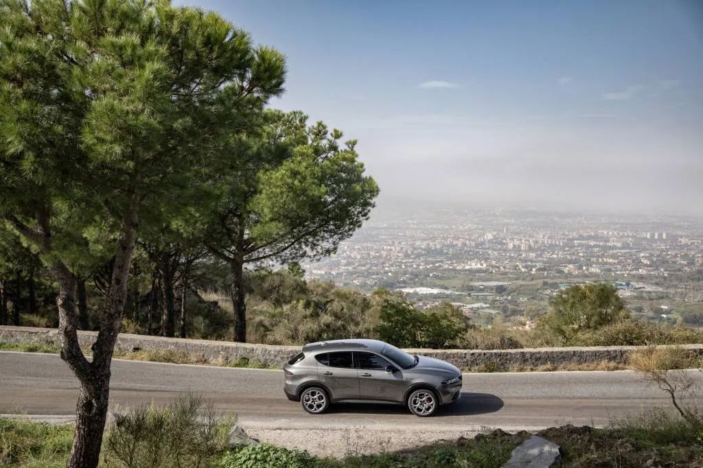 Alfa Romeo Tonale Incelemesi: Benzinli SUV Ne Sunuyor? - fotoğraf 39