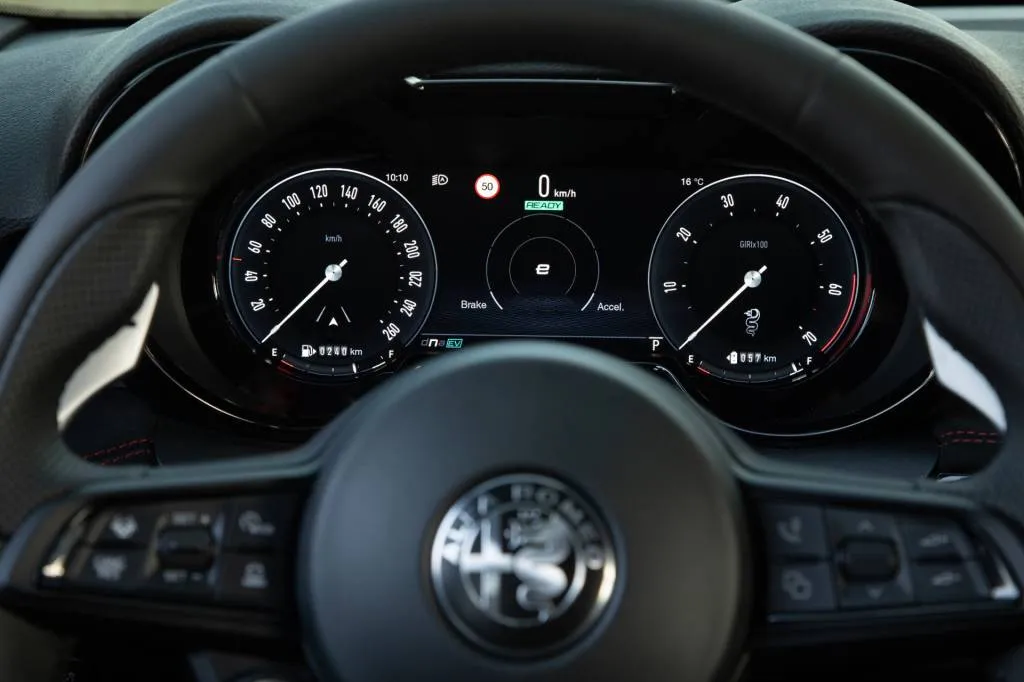 Alfa Romeo Tonale Incelemesi: Benzinli SUV Ne Sunuyor? - fotoğraf 46