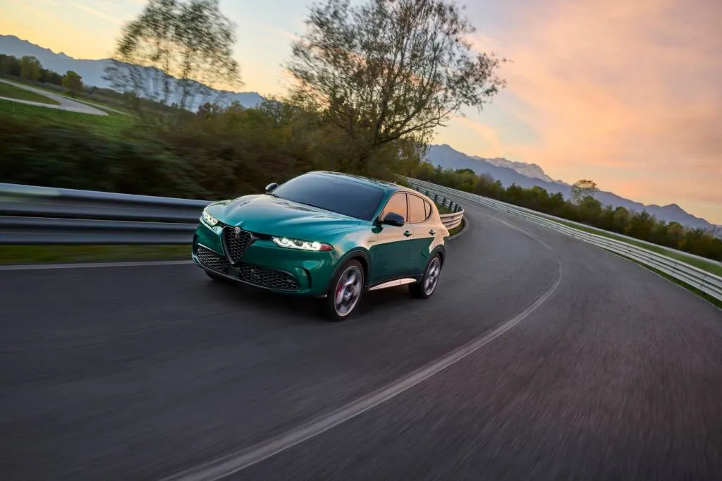 Alfa Romeo Tonale Incelemesi: Benzinli SUV Ne Sunuyor? - fotoğraf 7