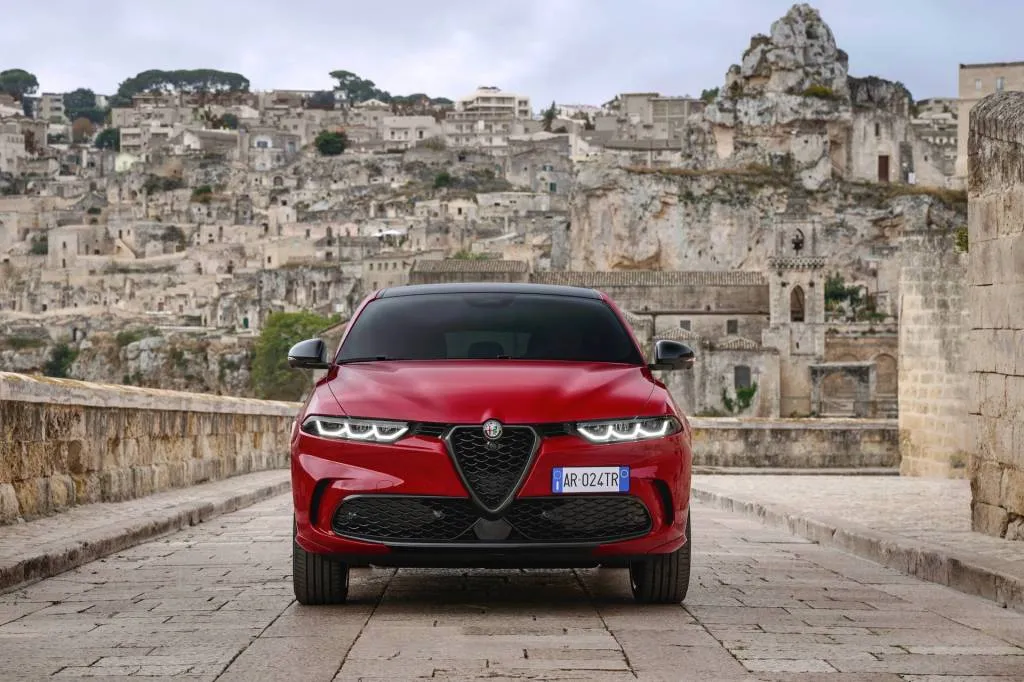 Alfa Romeo Tonale Incelemesi: Benzinli SUV Ne Sunuyor? - fotoğraf 96