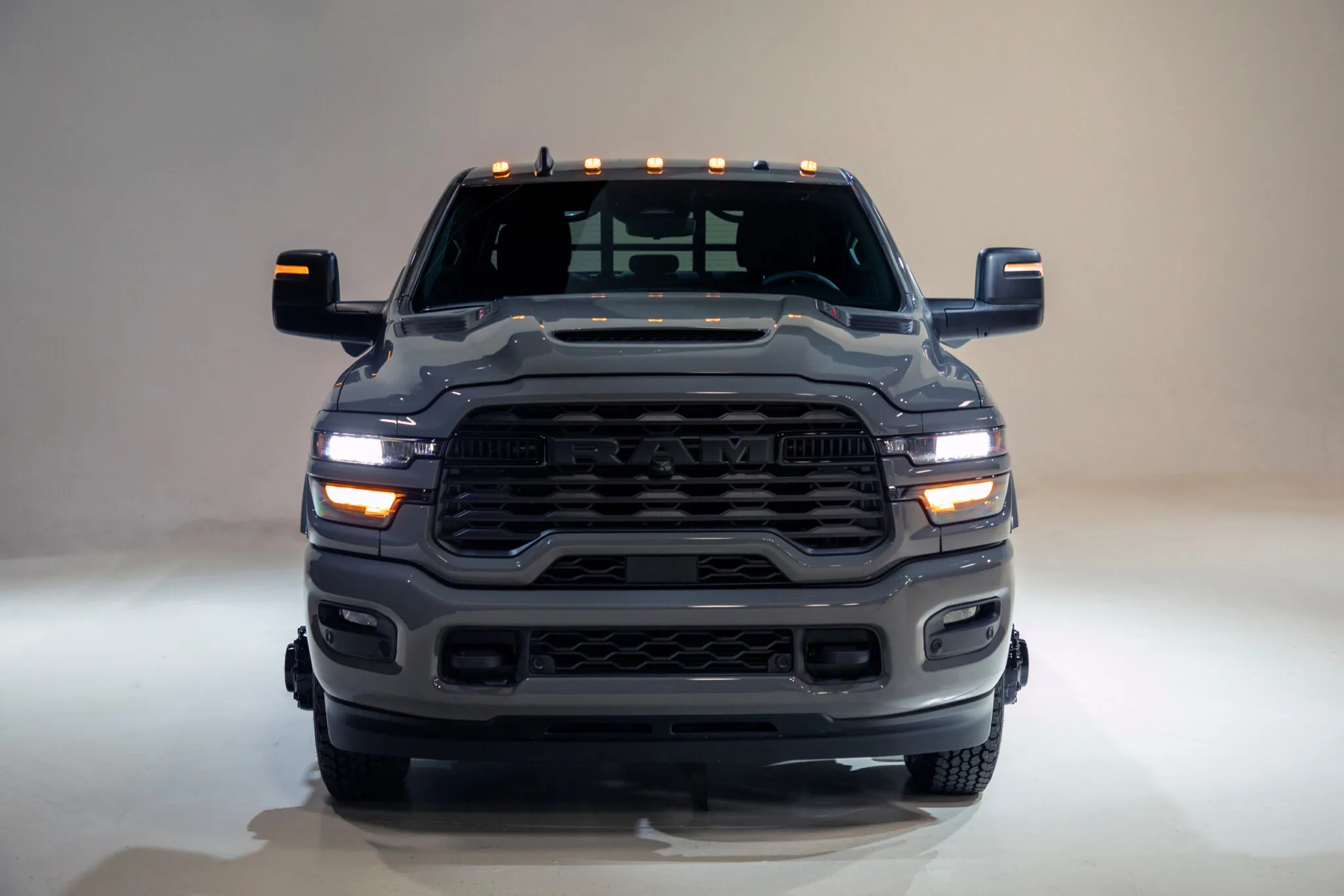 2027 Ram Chassis Cab Night Edition Benzinli mi Dizel mi? - fotoğraf 2
