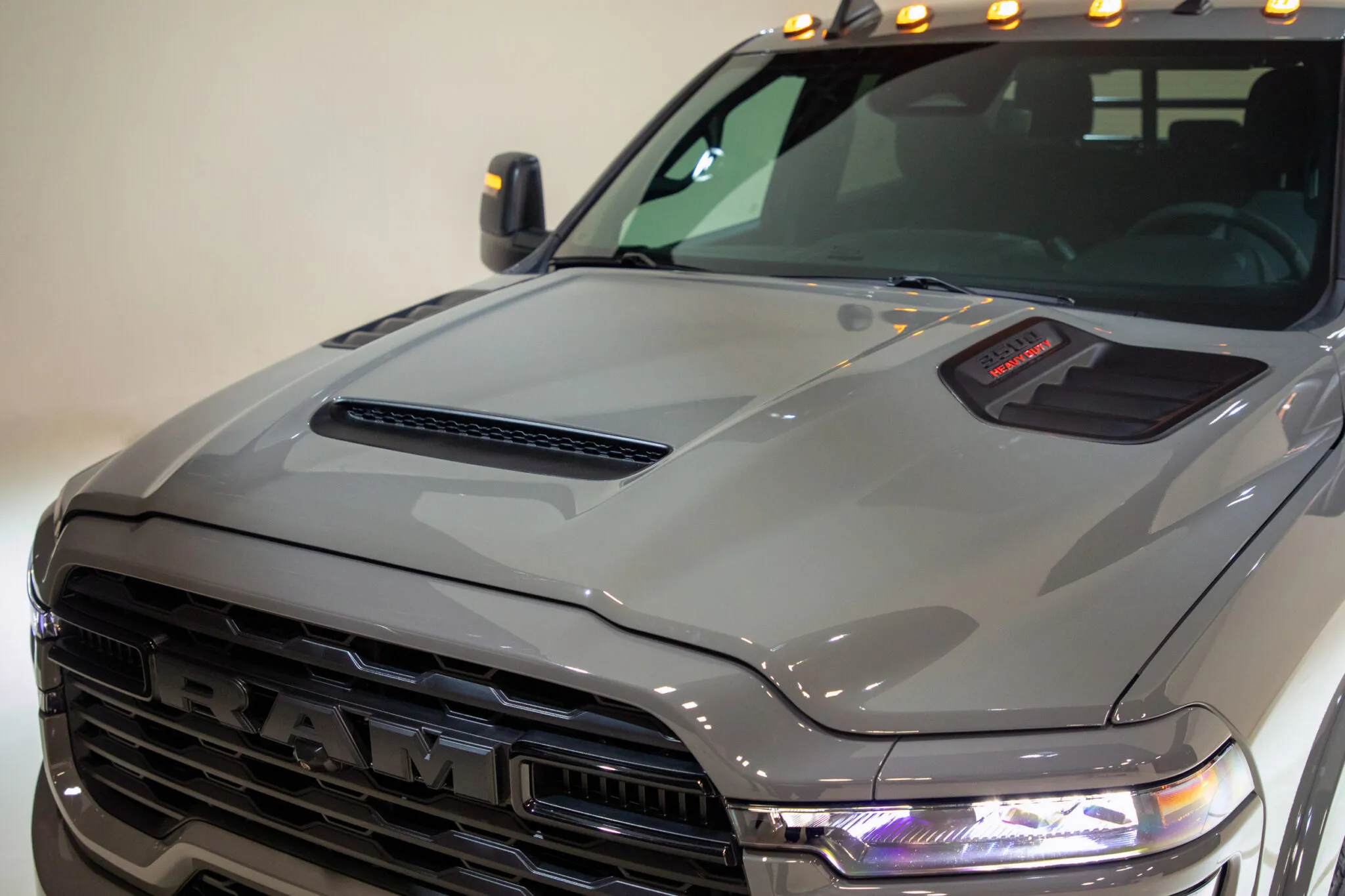 2027 Ram Chassis Cab Night Edition Benzinli mi Dizel mi? - fotoğraf 5
