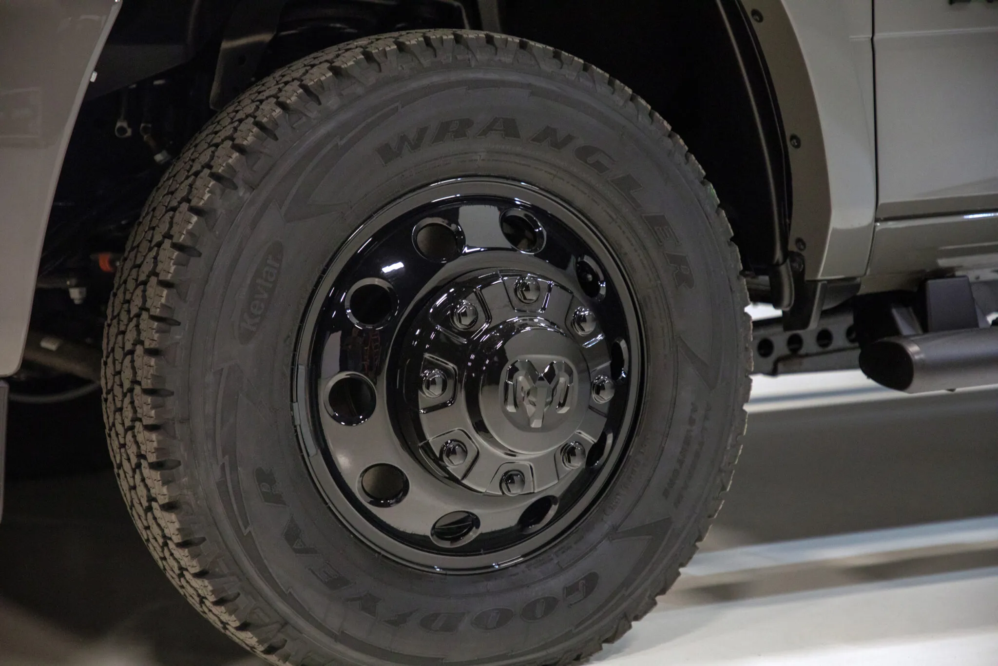 2027 Ram Chassis Cab Night Edition Benzinli mi Dizel mi? - fotoğraf 6