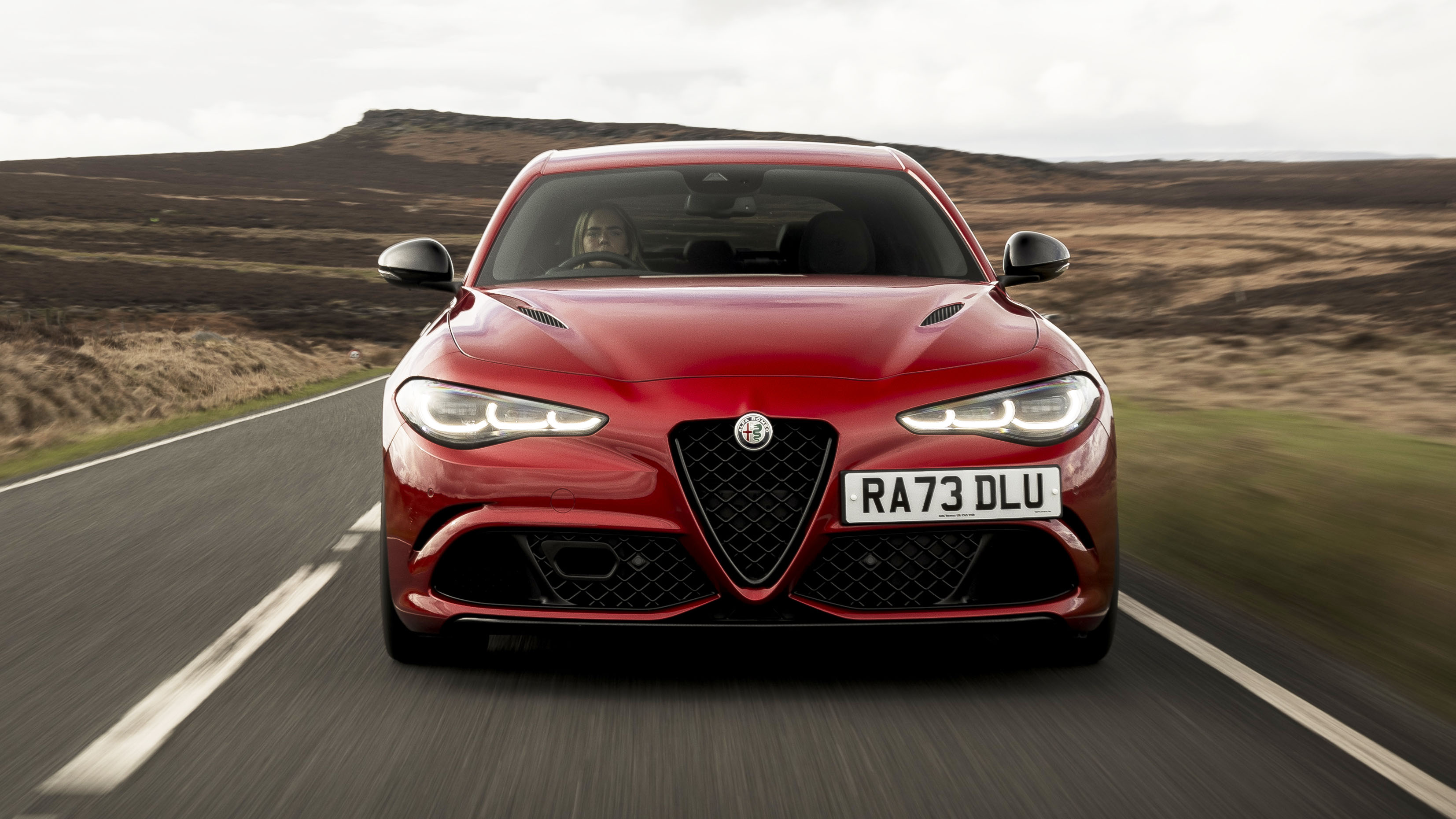 2026 Alfa Romeo Giulia Quadrifoglio Benzinli Sedan Nasıl Bir Seçim? - fotoğraf 1