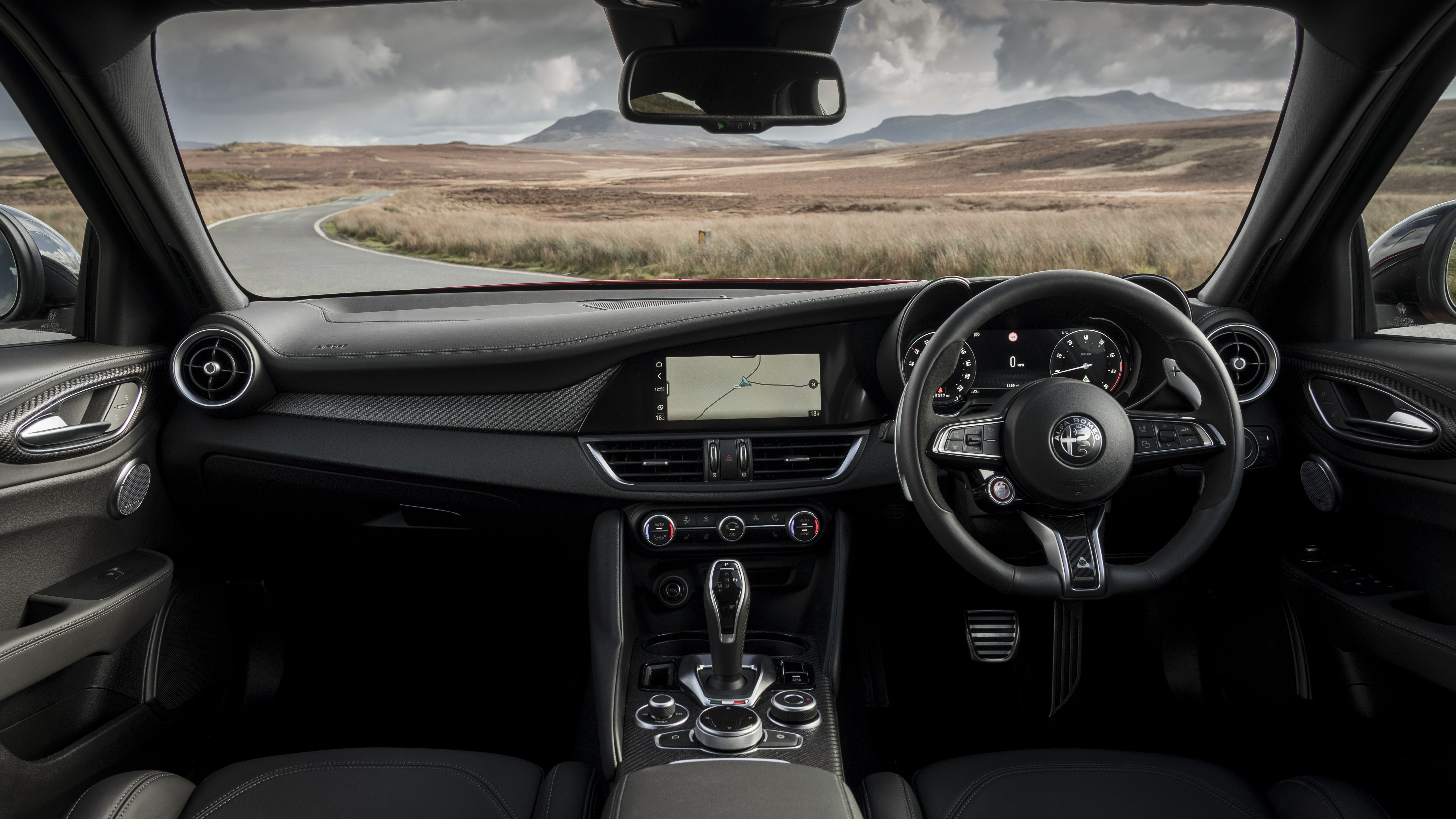 2026 Alfa Romeo Giulia Quadrifoglio Benzinli Sedan Nasıl Bir Seçim? - fotoğraf 8