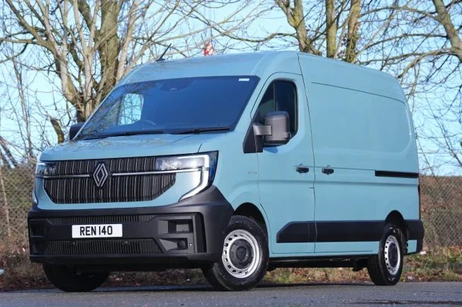 Renault Master E-Tech LWB (2026): Elektrikli Panelvan İncelemesi - fotoğraf 1