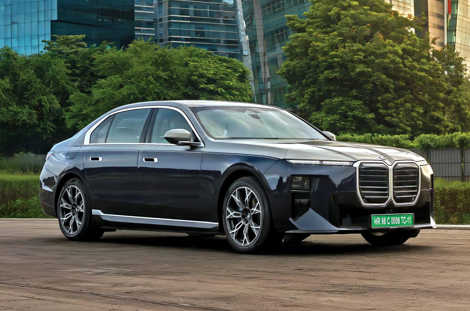 BMW i7 50 xDrive İncelemesi: 728 km Menzil ve 8K Arka Ekran BMW i7 50 xDrive İncelemesi: 728 km Menzil ve 8K Arka Ekran - fotoğraf 1