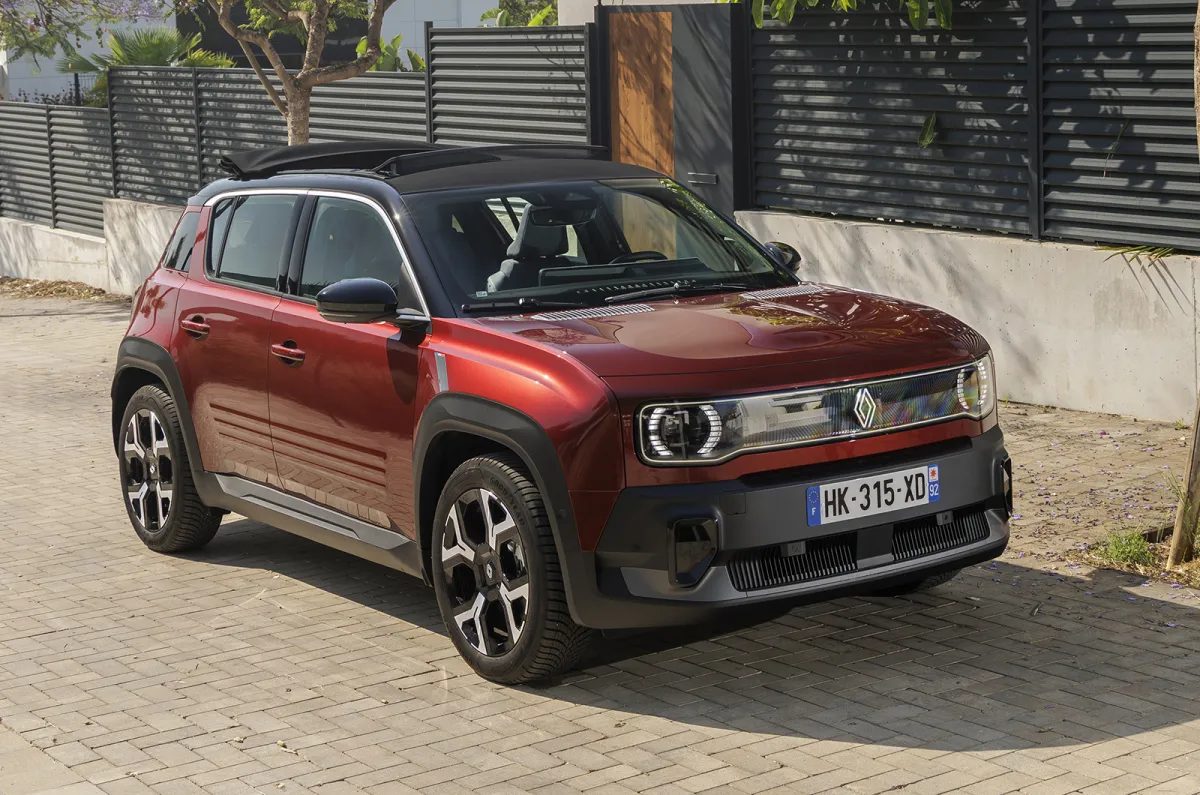 Renault 4 E-Tech: Şehirde Pratik, Uzun Yolda Yeterli mi? - fotoğraf 1