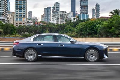 BMW i7 50 xDrive İncelemesi: 728 km Menzil ve 8K Arka Ekran - fotoğraf 3