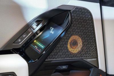 BMW i7 50 xDrive İncelemesi: 728 km Menzil ve 8K Arka Ekran - fotoğraf 12