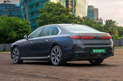 BMW i7 50 xDrive İncelemesi: 728 km Menzil ve 8K Arka Ekran - fotoğraf 4