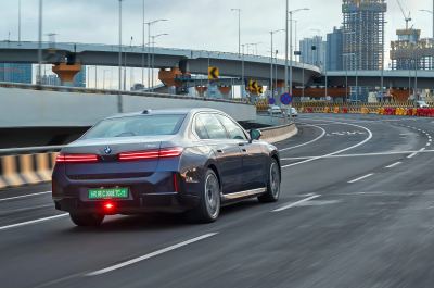 BMW i7 50 xDrive İncelemesi: 728 km Menzil ve 8K Arka Ekran - fotoğraf 5