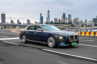 BMW i7 50 xDrive İncelemesi: 728 km Menzil ve 8K Arka Ekran - fotoğraf 2