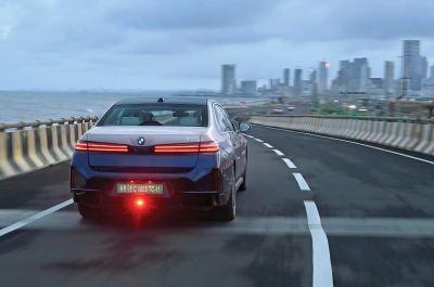 BMW i7 50 xDrive İncelemesi: 728 km Menzil ve 8K Arka Ekran - fotoğraf 6
