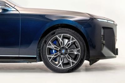 BMW i7 50 xDrive İncelemesi: 728 km Menzil ve 8K Arka Ekran - fotoğraf 7