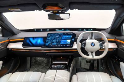 BMW i7 50 xDrive İncelemesi: 728 km Menzil ve 8K Arka Ekran - fotoğraf 8