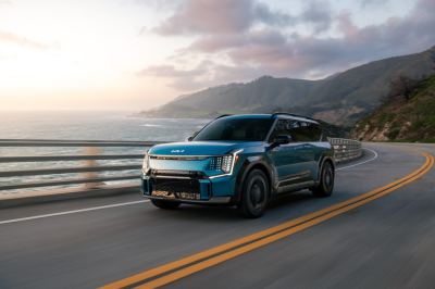 Kia EV9 İncelemesi: 563 km WLTP Menzil, 800V Şarj ve 6/7 Koltuklu SUV - fotoğraf 4