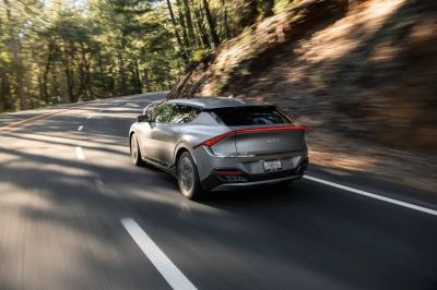 Kia EV6 İncelemesi: 428 km WLTP Menzil, 800V Şarj ve Türkiye Donanımı - fotoğraf 11