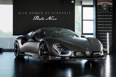 Alfa Romeo 33 Stradale Perla Nera: Tek Örnek Siyah Süper Otomobil - fotoğraf 1
