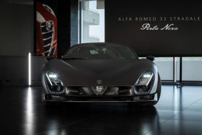 Alfa Romeo 33 Stradale Perla Nera: Tek Örnek Siyah Süper Otomobil - fotoğraf 4