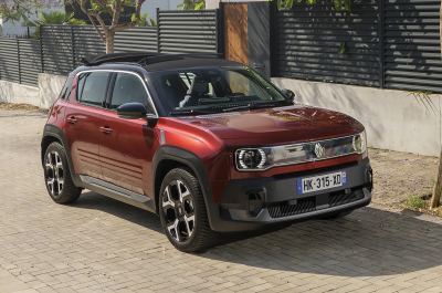 Renault 4 E-Tech: Şehirde Pratik, Uzun Yolda Yeterli mi? - fotoğraf 1