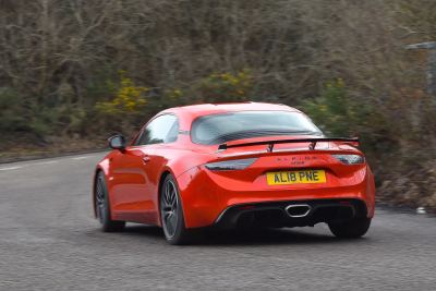 Alpine A110: Hafifliğiyle Öne Çıkan Spor Otomobil İncelemesi - fotoğraf 1