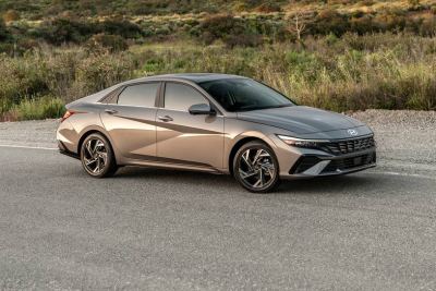 2026 Hyundai Elantra Benzinli Alınır mı? Sedanı Yakından Tanıyın - fotoğraf 2
