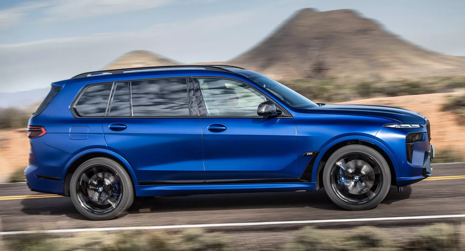 BMW X7 yan profil görünümü