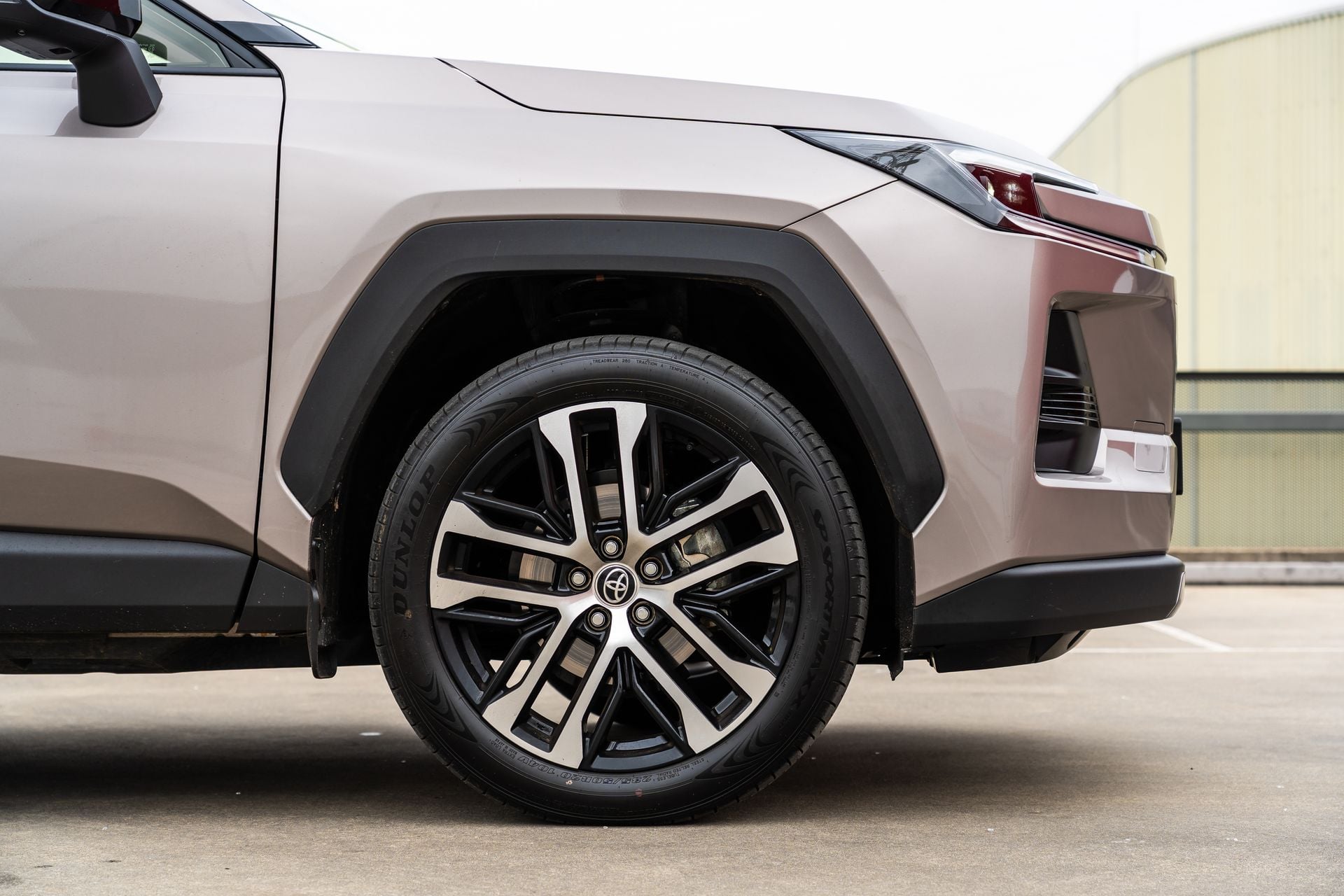 Toyota RAV4 Cruiser jant ve çamurluk detayı