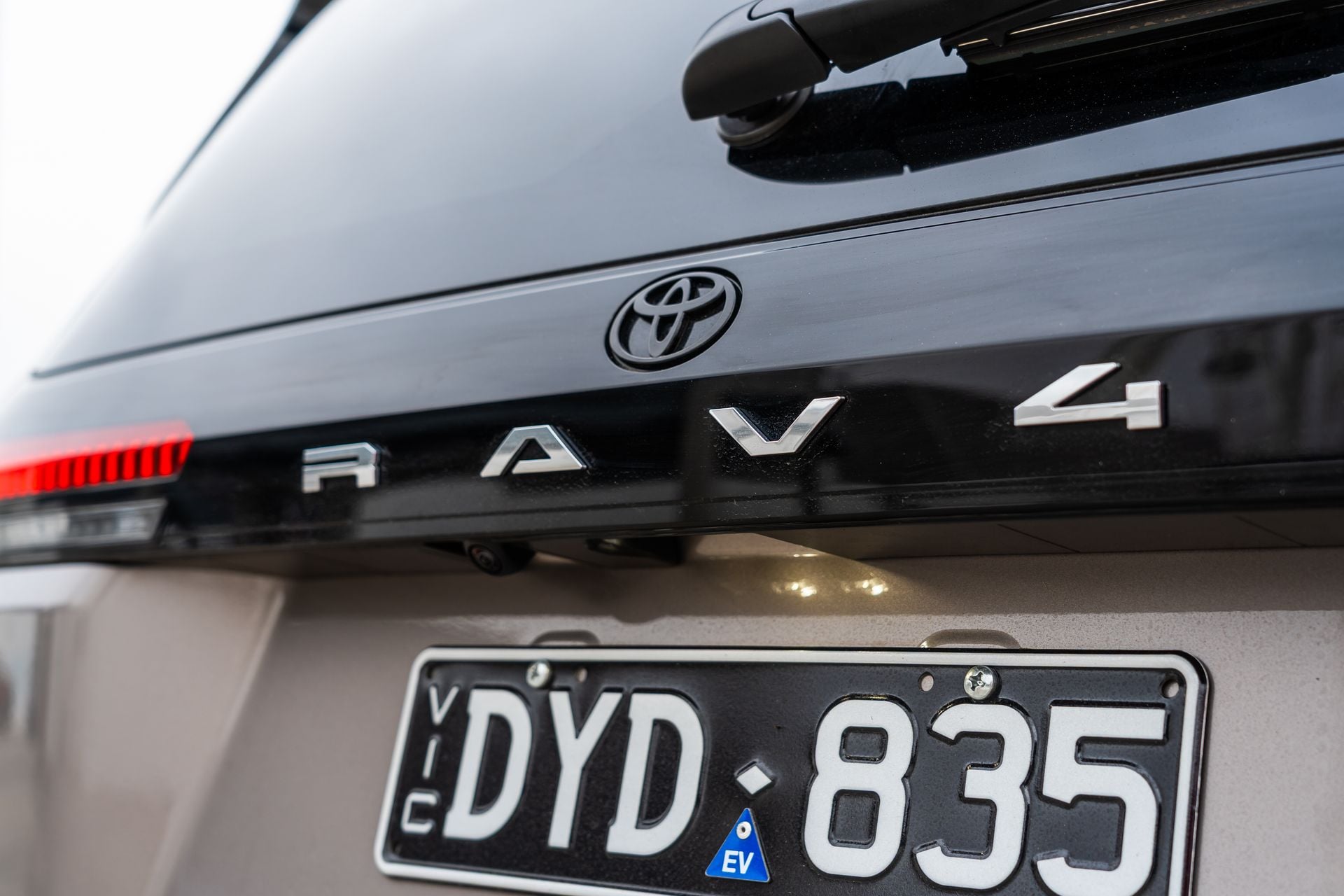 Toyota RAV4 arka logo detayı
