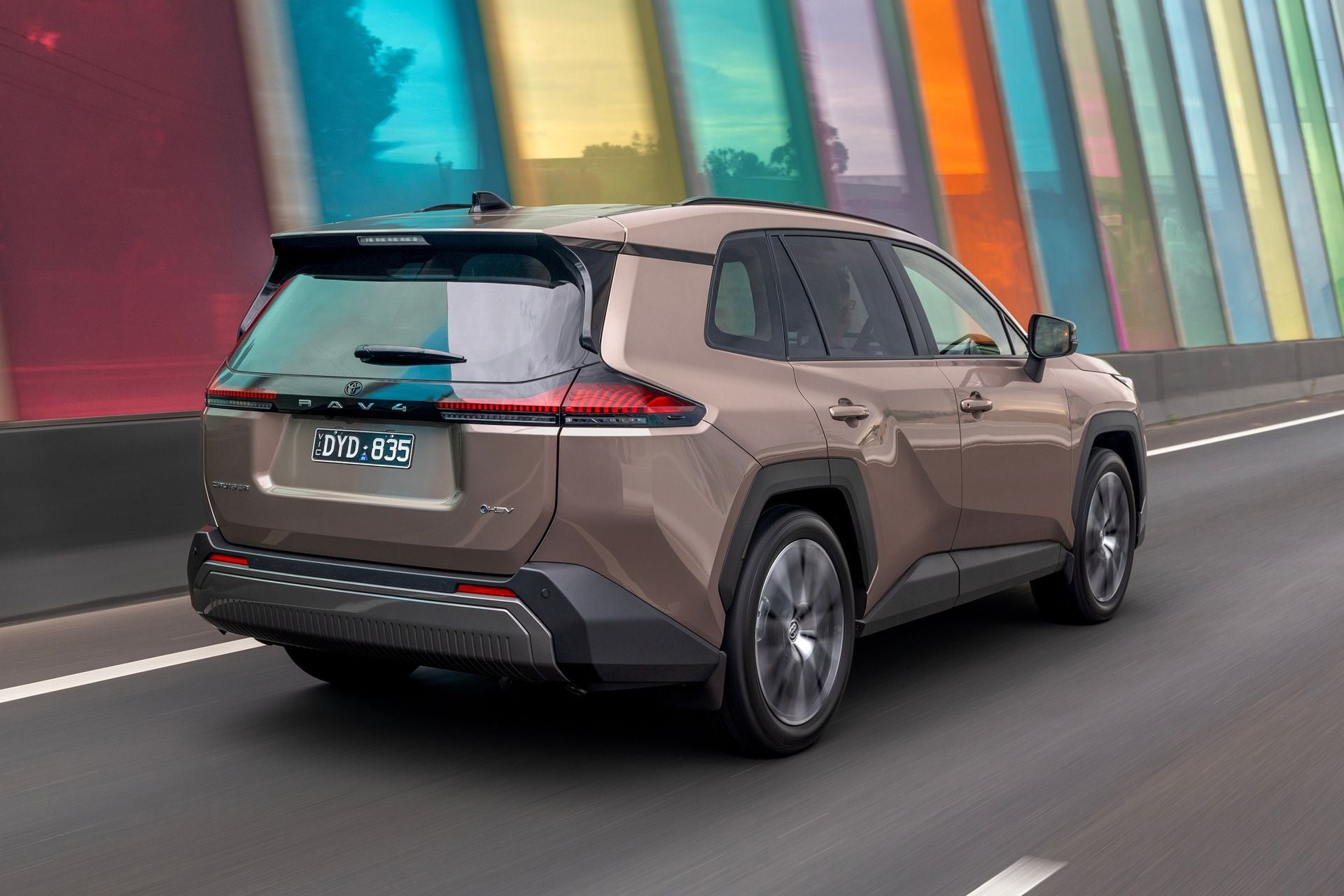 Toyota RAV4 Cruiser hareket hâlinde arka görünüm