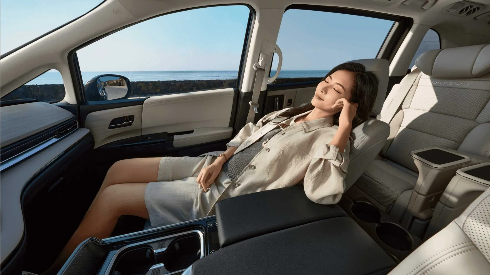 Honda Odyssey ön yolcu koltuğu ve orta konsol