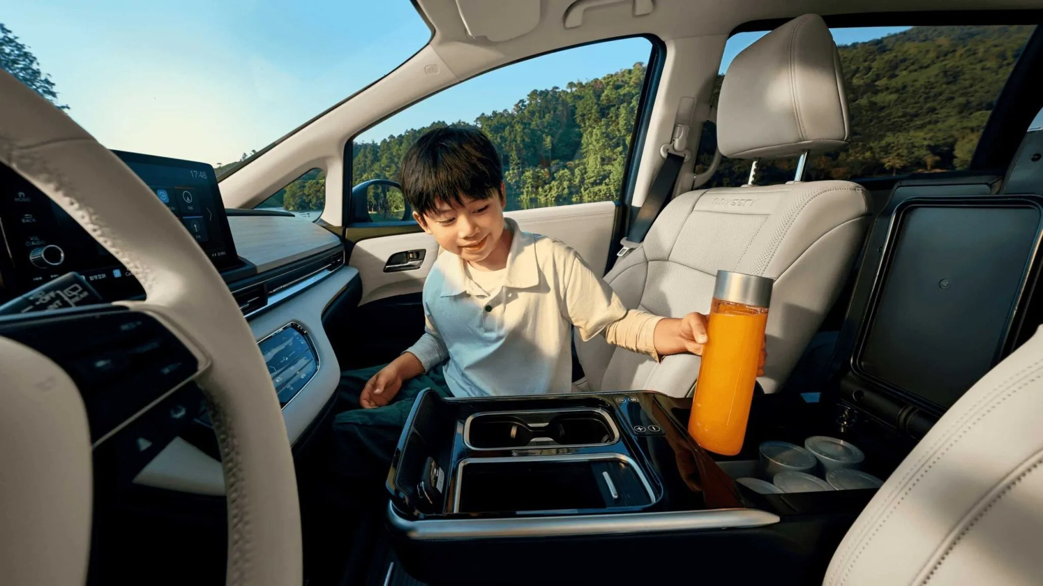 Honda Odyssey sürücü ve ön yolcu kabini