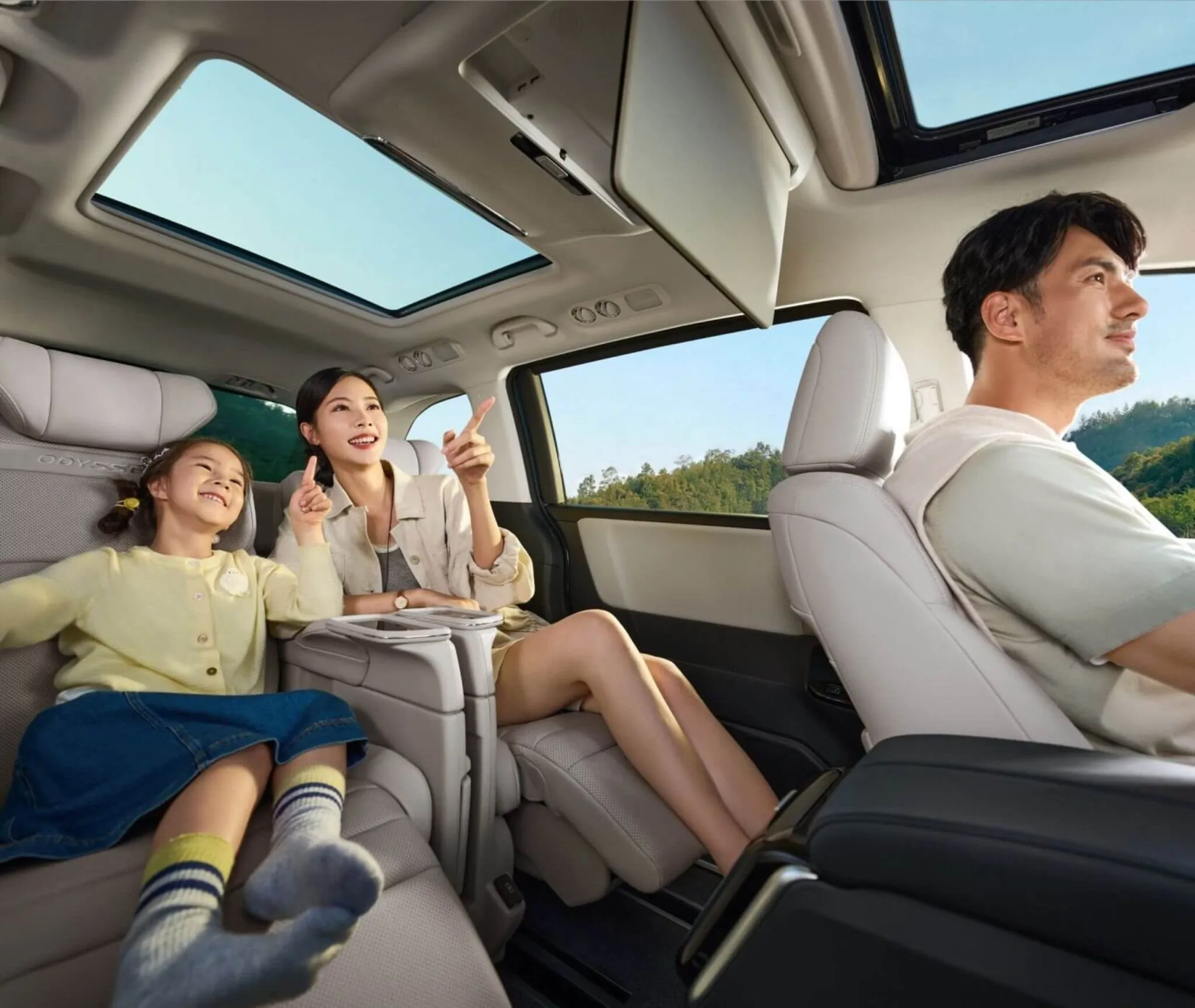 Honda Odyssey panoramik tavan ve üç sıra iç mekân görünümü