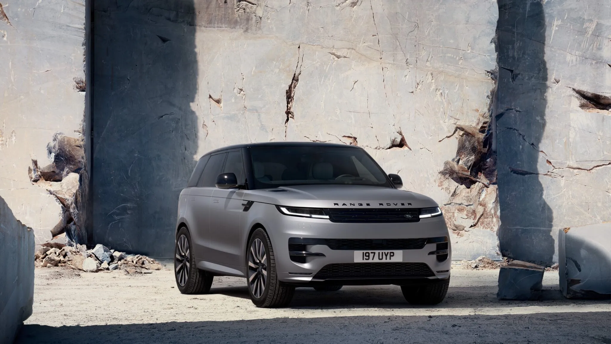 Range Rover Sport Electric şarj bağlantısı ve araç gövdesi