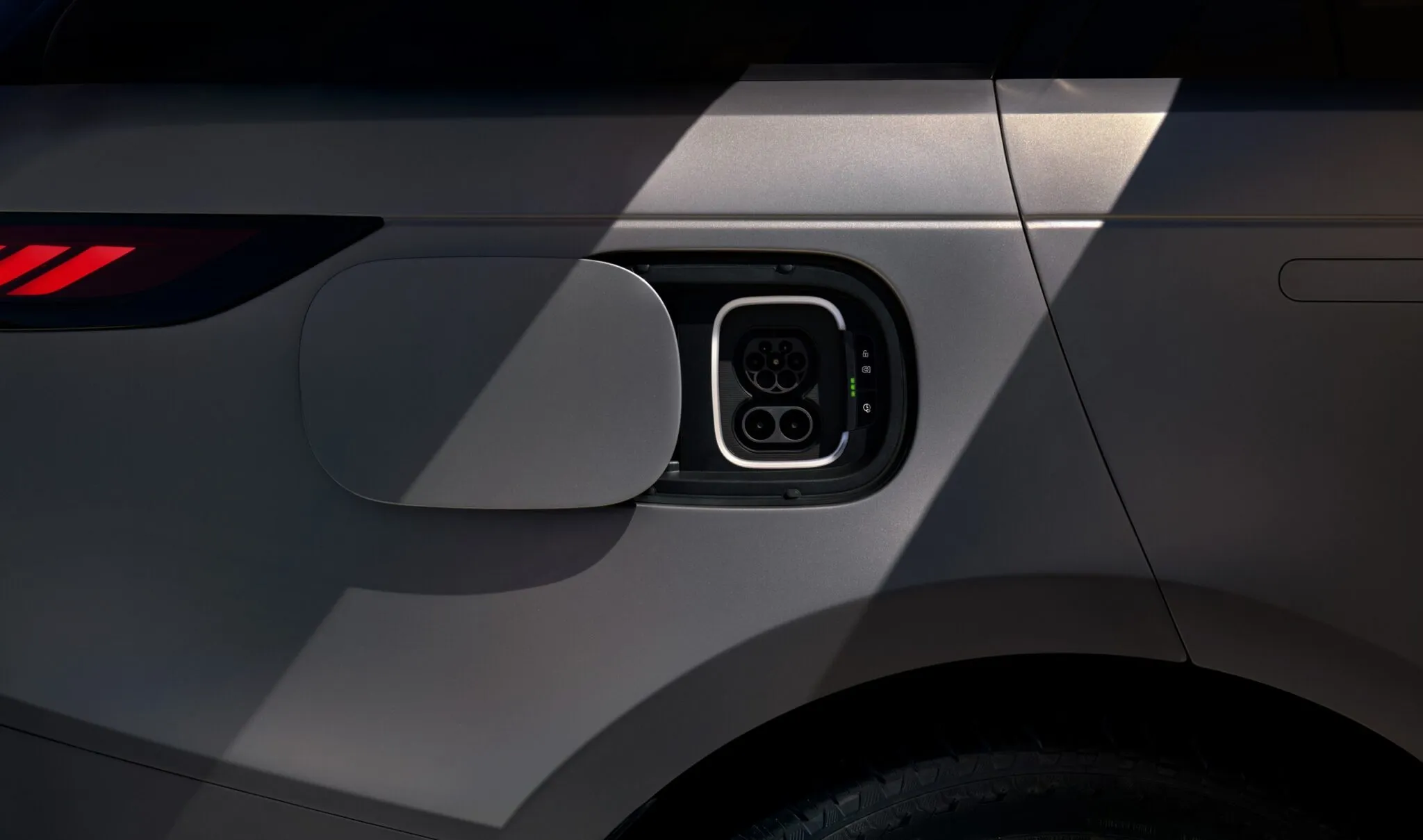 Range Rover Sport Electric sürücü kabini ve ekranlar